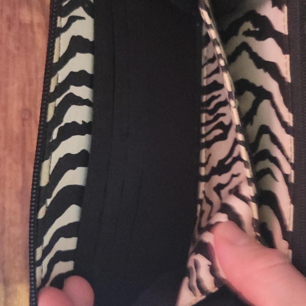 Vera Bradley Black Quilted Zip Wallet Silver Hardware With Zebra Interior Design - Picture 5 of 7